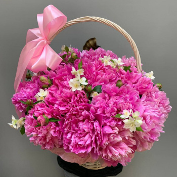 Корзинка из пионов