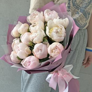 Букет из 15 розовых пионов